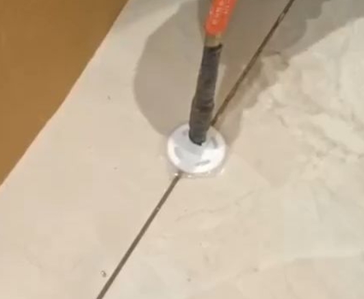 泰山瓷砖空鼓维修公司专业解答瓷砖在铺贴过程中，如果没有涂抹均匀到位的粘结材料（如水泥砂浆或瓷砖胶），可能会导致以下问题